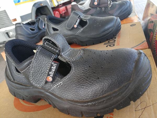 Foto de calzado de protección y seguridad de verano