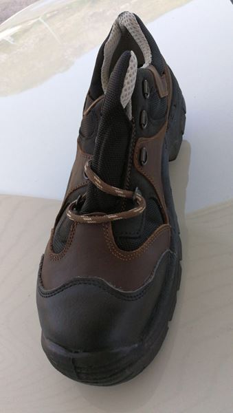 Foto de calzado de protección y seguridad bicolores